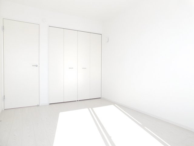 海部郡大治町大字八ツ屋字裏畑の新築一戸建の洋室|◇洋室◇　　南面で明るい洋室６．０帖　収納完備！　全居室バルコニー付き♪　