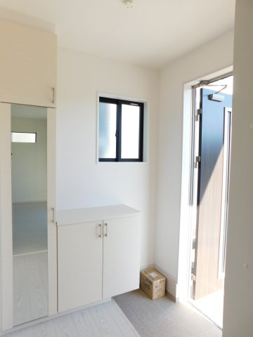 海部郡大治町大字八ツ屋字裏畑の新築一戸建の玄関|◇玄関収納◇　　家族の履物がしっかり収納できるミラー付玄関収納♪