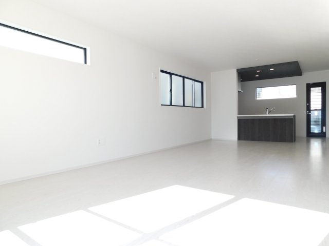 海部郡大治町大字八ツ屋字裏畑の新築一戸建の居間・リビング|◇リビング◇　　南面で広くて明るいリビング２４．０帖！！　白を基調とした解放感のある快適なリビング♪　対面式キッチン！