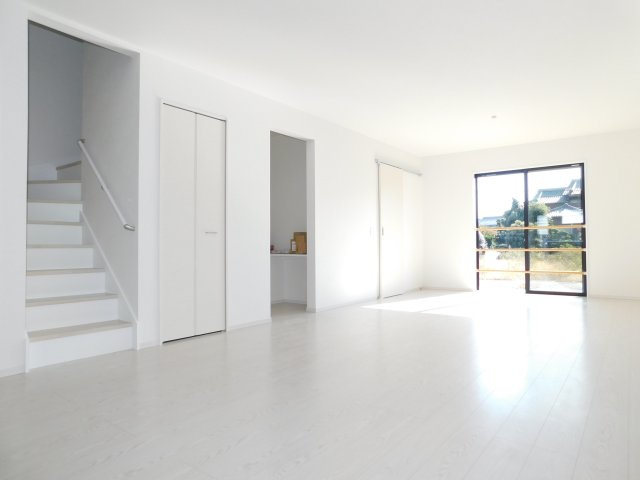 海部郡大治町大字八ツ屋字裏畑の新築一戸建の居間・リビング|◇リビング◇　　南面で広くて明るいリビング２４．０帖　書斎併設で家族時間をゆったりと過ごせます。　人気のリビング階段♪