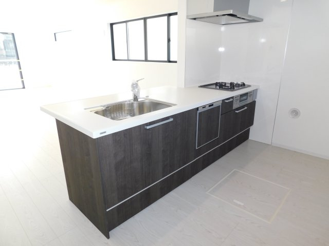 海部郡大治町大字八ツ屋字裏畑の新築一戸建のキッチン|◇キッチン◇　　人気の対面式・人造大理石フラットキッチン・食洗機・浄水器一体型水栓・静音仕様シンク・薄型換気扇・Ｓｉセンサーコンロ（３口）