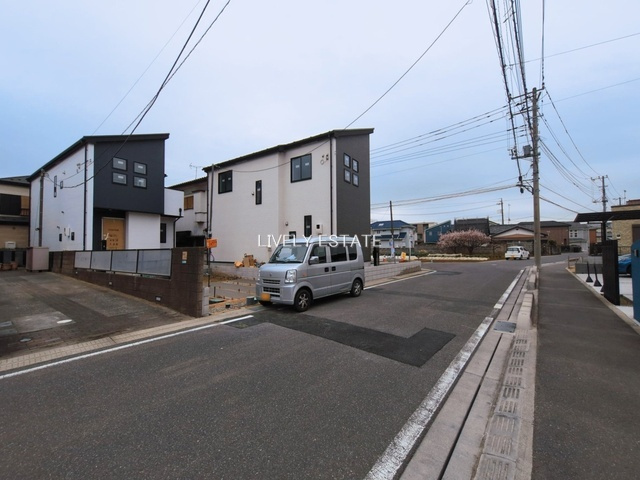 草加市稲荷4丁目 新築分譲住宅 全2棟 1号棟の前面道路含む現地写真
