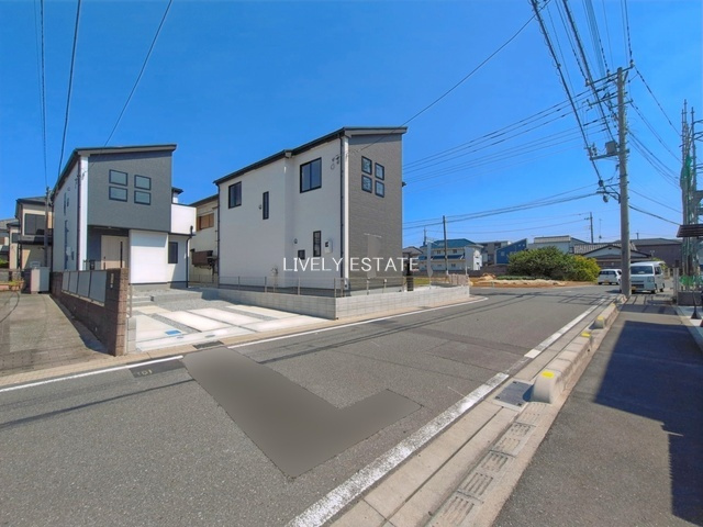 草加市稲荷4丁目 新築分譲住宅 全2棟 1号棟の前面道路含む現地写真