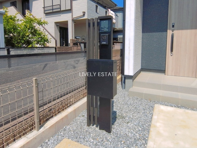 草加市稲荷4丁目 新築分譲住宅 全2棟 1号棟のその他|インターホン機能付き門柱