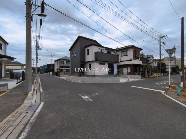 草加市稲荷4丁目 新築分譲住宅 全2棟 2号棟の前面道路含む現地写真