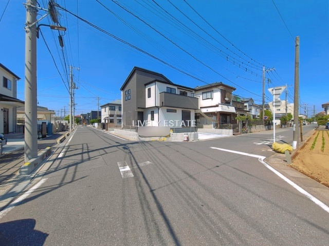 草加市稲荷4丁目 新築分譲住宅 全2棟 2号棟の前面道路含む現地写真