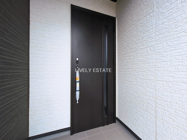 草加市稲荷4丁目 新築分譲住宅 全2棟 2号棟の玄関