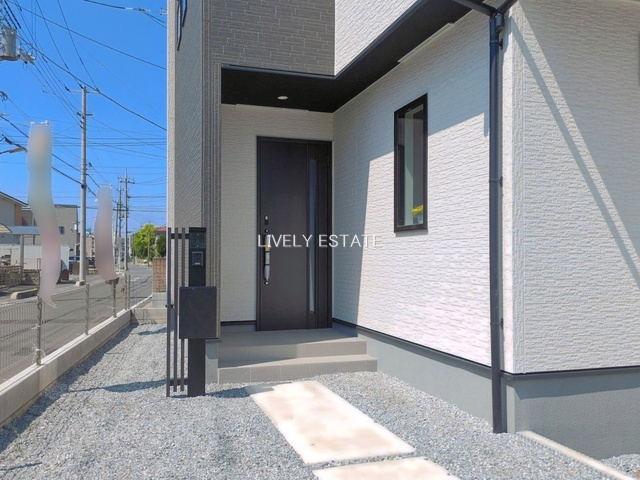 草加市稲荷4丁目 新築分譲住宅 全2棟 2号棟の玄関|インターホン機能付き門柱