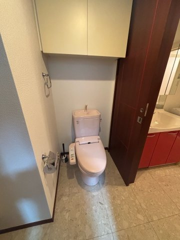 【トイレ】 | アルシオンエアポートタワー | 落ち着いた色調のトイレです
