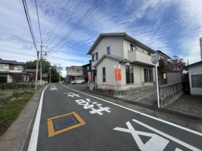 高崎市三ツ寺町　中古住宅の前面道路含む現地写真|西側前面道路幅員約5.2ｍ　北側前面道路幅員約4.0ｍ