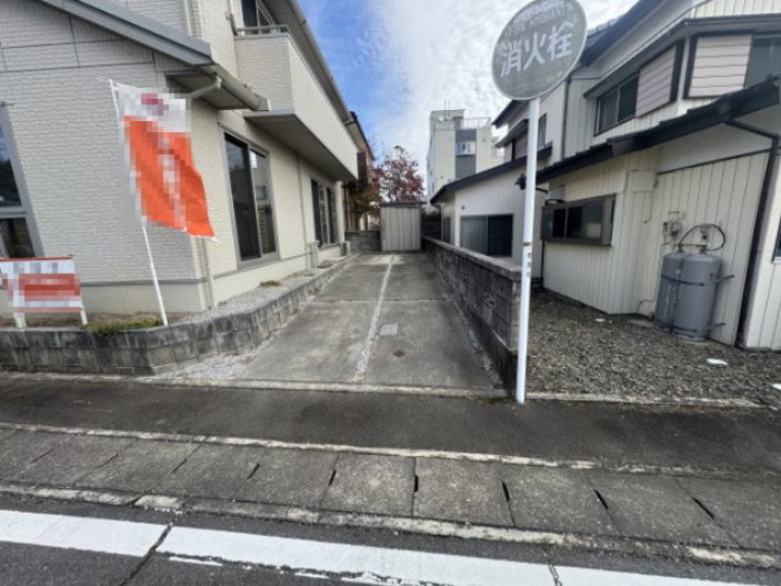 高崎市三ツ寺町　中古住宅の前面道路含む現地写真|縦列駐車＋1台で、合計3台駐車可能です！
