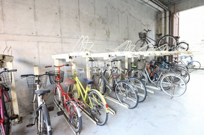 【その他共用部分】 | サンロワール江坂 | 自転車通勤にも便利な駐輪場付き♪
