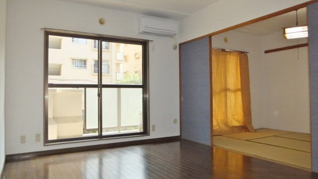 船橋夏見レジデンスの居間・リビング|広々とした室内