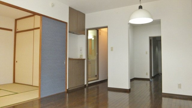 船橋夏見レジデンスの居間・リビング|リビング13.3帖