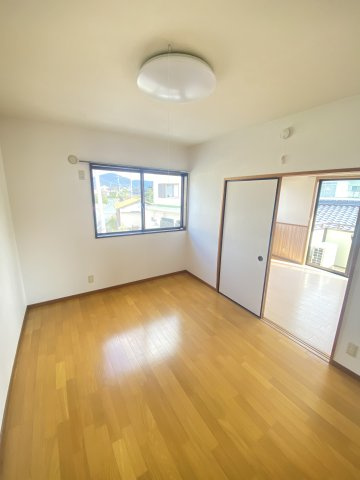 ハイツ恋路の洋室