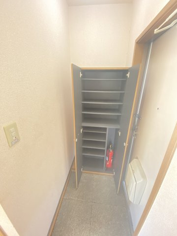 ハイツ恋路の玄関