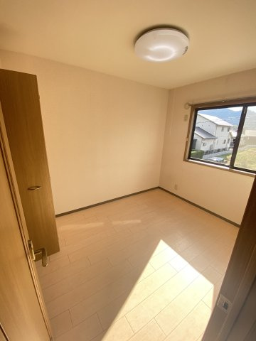 ハイツ恋路の洋室