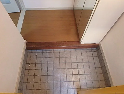 亀谷マンションの玄関