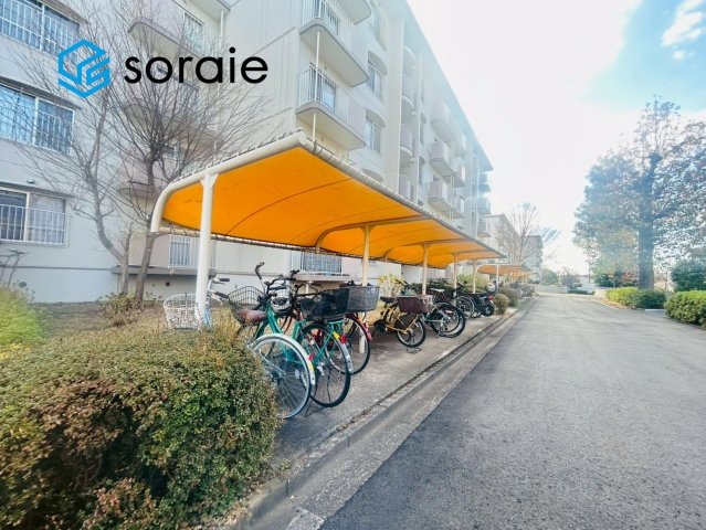 西所沢椿峰ニュータウン３９街区の駐輪場|令和7年12月9日撮影。