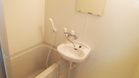 アーネット西船橋の浴室|浴室には鏡つき