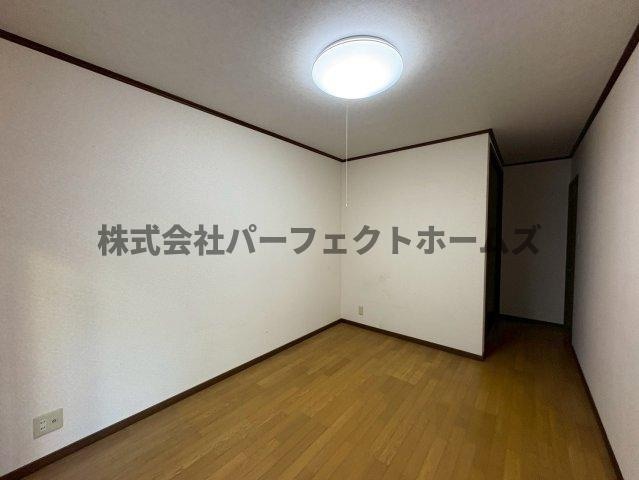 津田東町３丁目戸建の洋室|落ち着いた色調の洋室です