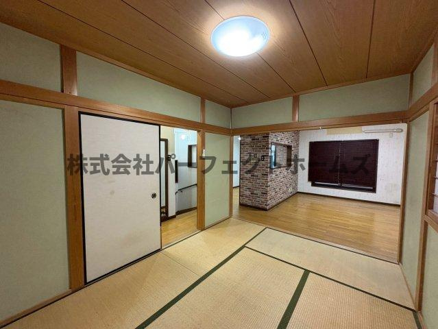 津田東町３丁目戸建の和室|落ち着いた雰囲気の和室付きです