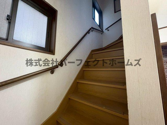 津田東町３丁目戸建の内装|明るい色調の室内です