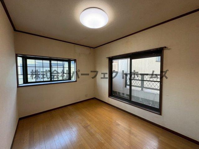 津田東町３丁目戸建の洋室|明るい洋室です