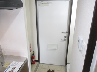 【玄関】 | トーマス国場 | ※写真は別のお部屋を使用しています。