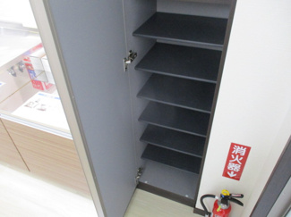 【玄関】 | トーマス国場 | ※写真は別のお部屋を使用しています。