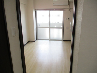 【洋室】 | トーマス国場 | ※写真は別のお部屋を使用しています。