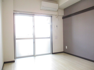 【洋室】 | トーマス国場 | ※写真は別のお部屋を使用しています。