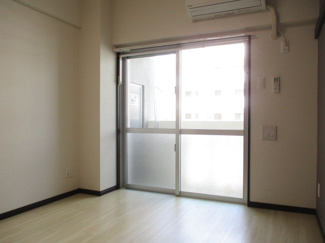 【洋室】 | トーマス国場 | ※写真は別のお部屋を使用しています。