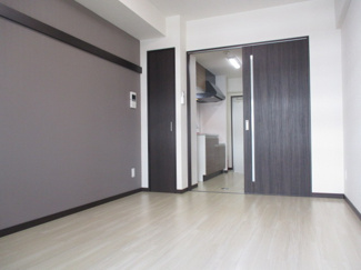 【洋室】 | トーマス国場 | ※写真は別のお部屋を使用しています。