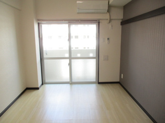 【洋室】 | トーマス国場 | ※写真は別のお部屋を使用しています。