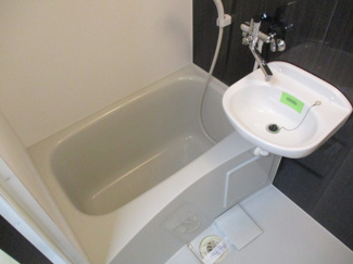 【浴室】 | トーマス国場 | ※写真は別のお部屋を使用しています。
