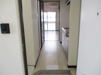 【玄関】 | トーマス国場 | ※写真は別のお部屋を使用しています。