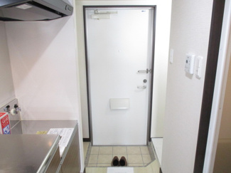 【玄関】 | トーマス国場 | ※写真は別のお部屋を使用しています。