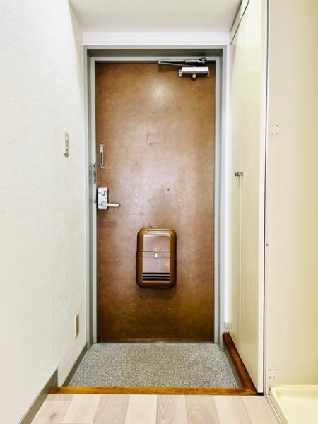 番衆エムエスビルの玄関