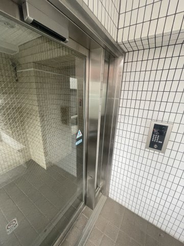 番衆エムエスビルのエントランス