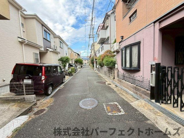 渚西1丁目中古テラスハウスの前面道路含む現地写真|前面道路含む現地写真です