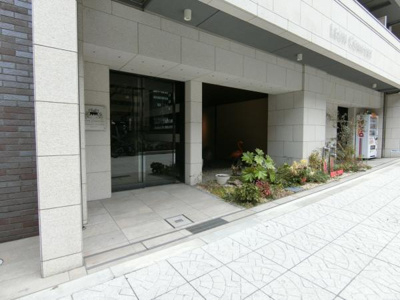 【エントランス】 | レオンコンフォート本町東Ⅲ | 落ち着いたエントランスです