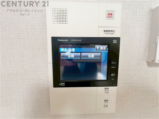 訪問者が来たときにテレビ画面で確認できるため、安心してドアを開けられます。録画機能があるものもあり、留守中に来訪者を記録しておくことができます。利便性が高く、セキュリティ面でも安心です。
