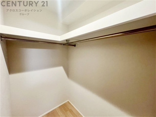 収納力が高く洋服や小物を整理しやすく、更衣室のように使え、部屋がすっきり保てます。収納の配置を自由に調整でき、換気性が良く防湿・防虫対策も可能。快適で機能的な生活空間を実現できます♪
