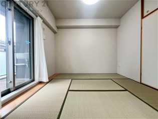 リビング横の和室スペースはリビングと続きで利用してもデザイン性のとれる洋風和室になります。やっぱり一室は欲しい和室は客間や小さなお子様の寝かせ付けなどにも便利です。
