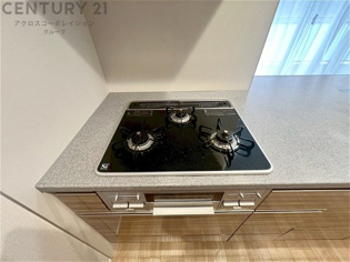 多数の調理器具を同時に使用でき、料理の効率化が可能。省エネで節約になり、様々な料理スタイルに適応できます。また、火力調整が独立しており、手入れや掃除もしやすく、今よりもっとお料理が楽しくなるかも。
