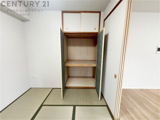 押入れは季節の衣類、寝具などを収納できます。伝統的な美しさと実用性が融合し、収納物を保護する調湿・換気効果があります。使い方によっては書類や小物なども効果的に整理でき空間を有効活用できます。
