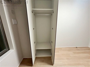 オートロック式エントランスは他の住民や外部の人間が簡単に出入りできないため、個々の住戸が安全に保たれます。同時に、訪問者が来訪する場合にはインターホン等で確認することができ、不要な来客を遮断できます。