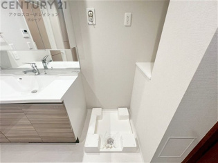 洗濯物の仕分け作業がしやすく、整理整頓が容易になります。洗濯音や湿気を他の部屋に持ち込まず、生活環境を快適に保ちます。上部を活用すれば収納スペースを確保でき洗剤や洗濯用品の整理もしやすくなります。
