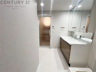 衣服の収納や脱ぎ着や整理整頓がしやすく、湿った衣類を乾燥させるスペースがありカビや臭いの発生を防ぎます。床の汚れを他の部屋に持ち込まず清潔を保つことができます。また快適な入浴環境の整備にも役立ちます。